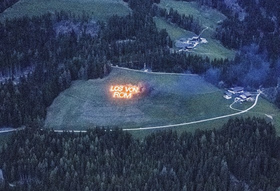 Pry od íma! Ohnivý nápis v Pusterském údolí v Jiním Tyrolsku, který v...