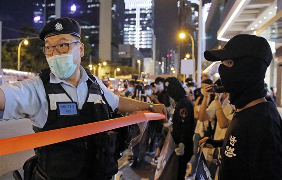 Policisté dohlížejí na pořádek během protestů v Hongkongu. (15. května 2020)