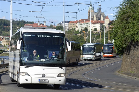 Kolem padesáti zájezdových autobusů vyrazilo v úterý ráno na protestní jízdu...