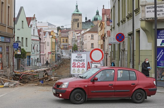 Rozkopaná Dolní ulice v centru Havlíčkova Brodu na obrázku z letošního května. Oproti původním plánům se ji podaří po rekonstrukci otevřít už 1. srpna, tedy o celý měsíc dřív.