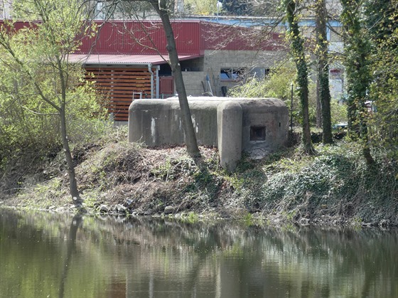 Bunkr z roku 1937 se nachází na břehu řeky Ohře v areálu městského koupaliště v...