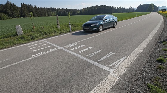 Na silnici u Strmilova jsou vyznačeny hranice Čech a Moravy.