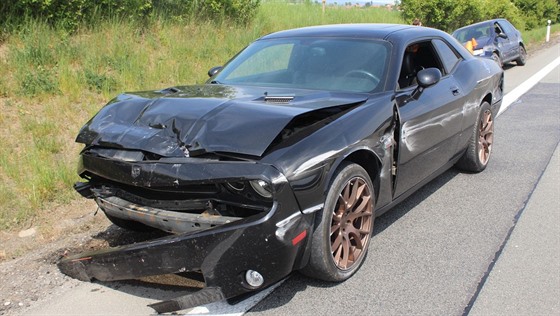 Pi nehod na dálnici D46 narazil rychle jedoucí idi sportovního Dodge...