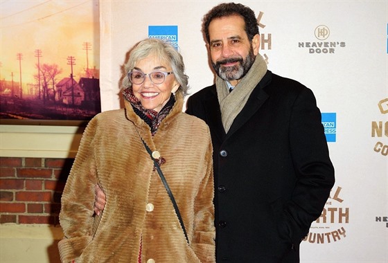 Tony Shalhoub a jeho manželka Brooke Adamsová (New York, 5. března 2020)