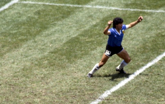 Diego Maradona z Argentiny slaví svou Boží ruku, gól v zápase s Anglií na Ms...