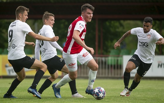 Pardubický Pavel Zifák uniká s balonem trojici hrá ivanic, mezi nimi je i zapjený Brazilec Cadu (vpravo).