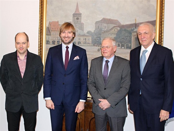 Podnikatel Jaromír Dědeček (vpravo) na jednání s ministrem zdravotnictví Adamem Vojtěchem a vedením radnice v Jičíně (6. 2. 2020)