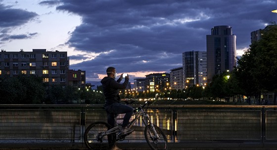 Mu v ochranné masce na ulici Sarajeva (6. kvtna 2020).