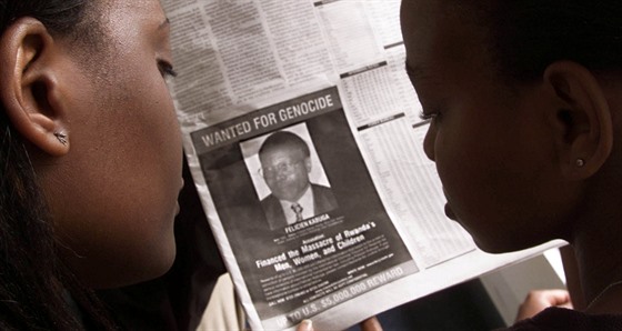 tenáky se dívají na fotografii Feliciena Kabugy, který financoval rwandskou...