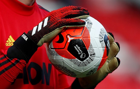 Pohled na míč, s nímž se hraje anglická Premier League.