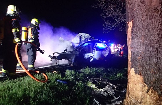 Nehoda u Květnové na Karlovarsku. Auto po nárazu začalo hořet, řidič nepřežil....
