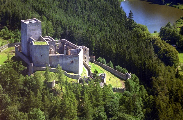 Landštejn je mohutná zřícenina hradu v oblasti zvané Česká Kanada.