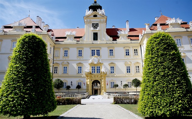 Na zámku ve Valticích byly zrestaurovány výmalby, dve�e, okna, tapety i n�kolik...