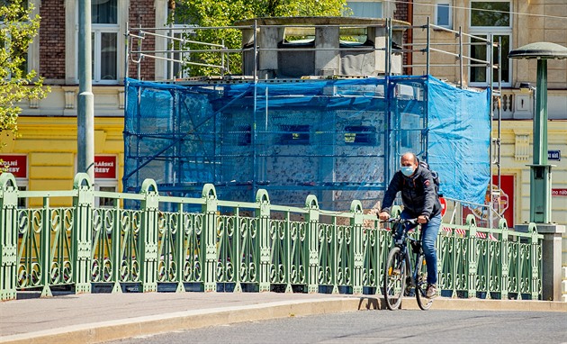 emeslníci opravují rotundu na Praském most na Eliin nábeí (7. 5. 2020).