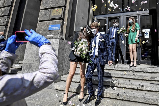 Itálie pomalu zaíná upoutt od nkterých vládních opatení. Svatba v Milán...