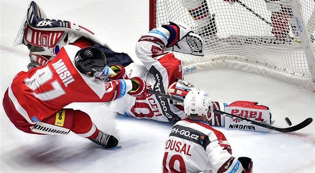 Pavel Musil v dresu Olomouce p�ekonává pardubického gólmana Ond�eje Kacetla.