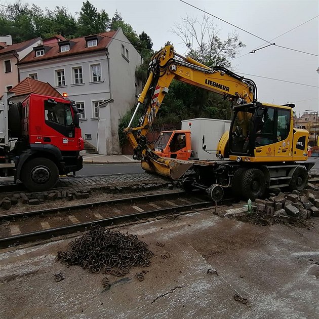 Pouze na ti dny je obousmrn peruen tramvajový provoz na úseku Malostranská - Chotkovy sady / Královský letohrádek. Tramvajové linky jsou odklonné, zkrácené nebo zruené. Linka 2 je nahrazena linkou 32 v trase sídlit Petiny - Chotkovy sady - Králo