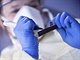Zamstnankyn Institutu Roberta Kocha oznauje vzorek krve pro test na covid-19...