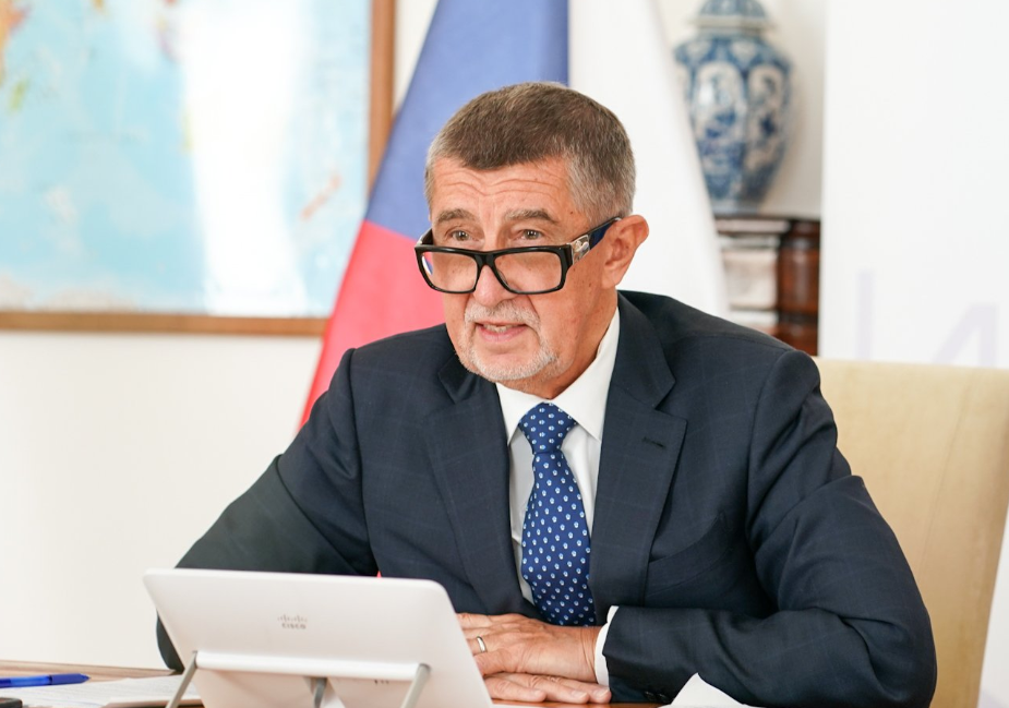 Premiér Andrej Babi� jedná telekonferen�n� s kanclé�kou Angelou Merkelovou a s...
