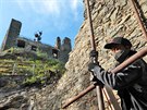 Pracovn�ci Stavebn� hut� Hartenberg prov�d�j� sanaci hradu And�lsk� Hora.