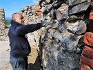 Pracovn�ci Stavebn� hut� Hartenberg prov�d�j� sanaci hradu And�lsk� Hora.