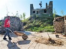 Pracovn�ci Stavebn� hut� Hartenberg prov�d�j� sanaci hradu And�lsk� Hora.