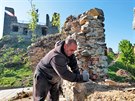 Pracovn�ci Stavebn� hut� Hartenberg prov�d�j� sanaci hradu And�lsk� Hora.