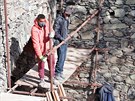 Pracovn�ci Stavebn� hut� Hartenberg prov�d�j� sanaci hradu And�lsk� Hora.