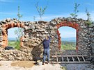 Pracovn�ci Stavebn� hut� Hartenberg prov�d�j� sanaci hradu And�lsk� Hora.