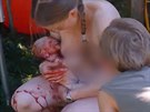 Nmecká biomatka porodila na zahrad ped zraky svých nezletilých dtí