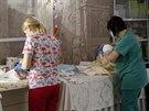 Peovatelky se na klinice Biotexcom v Kyjev starají o dti, jejich biologití...