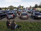 Vnit�n� parkovi�t� v are�lu jihlavsk� nemocnice se zm�nilo v autokino. Posledn�...