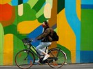 ena na kole projídí Bruselem v dob koronavirové krize. (16. dubna 2020)