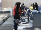 Zamstnanci americké letecké spolenosti Southwest Airlines odbavují pasaéry...