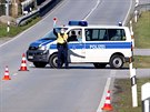 Policista hlídkující u nmecko-rakouského hraniního pechodu na silnici B512...