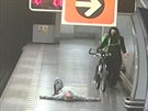 Opilec zaútoil na kurýra v metru