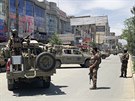 Afghánské bezpenostní sily ped porodnicí v Kábulu, kterou napadli neznámí...