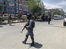 Afghánské bezpenostní sily ped porodnicí v Kábulu, kterou napadli neznámí...