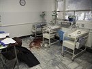 Krev na podlaze porodnice v Kábulu, kterou napadli neznámí útoníci. Masakr...