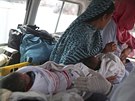 Evakuace miminek z porodnice v Kábulu, kterou napadli ti neznámí útoníci....