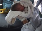 Evakuace miminek z porodnice v Kábulu, kterou napadli ti neznámí útoníci....