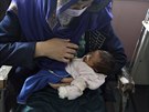 Miminko zachránné z porodnice v Kábulu, kterou napadli ti neznámí útoníci....
