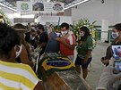 Braziltí indiáni oplakávají smrt svého náelníka, který zemel na covid-19....