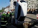 idika s autem spadla ve stranické ulici Nad Primaskou do výkopu.
