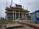 Současný stav výstavby radnice v Praze 12 při pohledu od západu