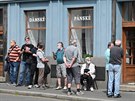 Lidé ekají u kadenictví ve Václavské ulici v centru Brna, které se otevelo...