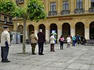 Fronta ekajících zákazník ped bankou ve panlském mst Pamplona. (11....
