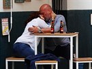 Líbající se pár na zahrádce restaurace v Seville na jihu panlska. (11. kvtna...