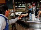 Znovuotevené kavárny v Seville na jihu panlska (11. kvtna 2020)