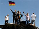 Demonstranti s nmeckou vlajkou na Alexanderplatz v Berlín. (9. kvtna 2020)